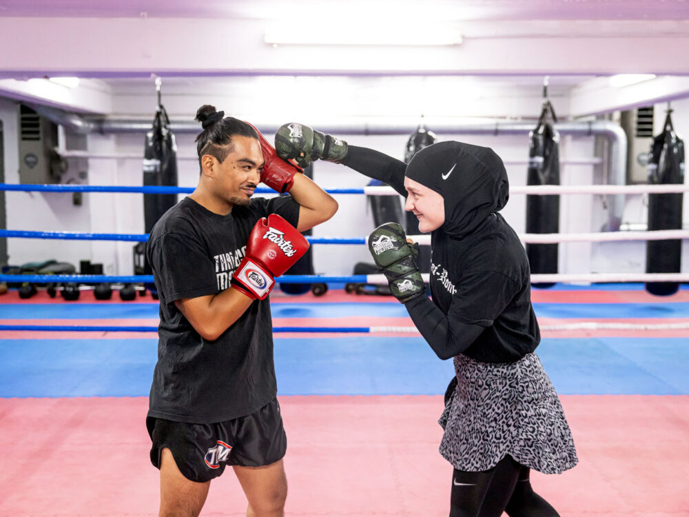 Simon und Malin beim Sparring im Boxring, Malin blockt einen Schlag ab.